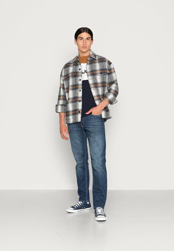 Jack & Jones JJELOGO BLOCKING TEE - Print T-shirt - Rubber 2 Jack & Jones JJELOGO BLOCKING TEE - Print T-shirt - Rubber - Image 2