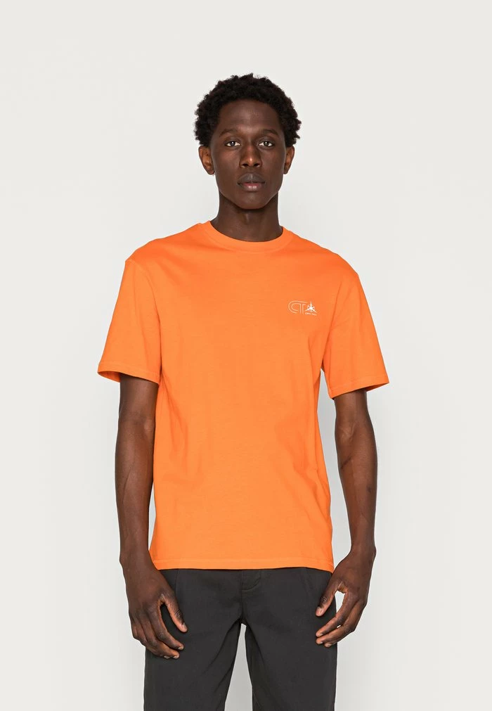 Jack & Jones DESERT TREK TEE CREW NECK - Print T-shirt - Mandarin Orange 1 Jack & Jones DESERT TREK TEE CREW NECK - Print T-shirt - Mandarin Orange