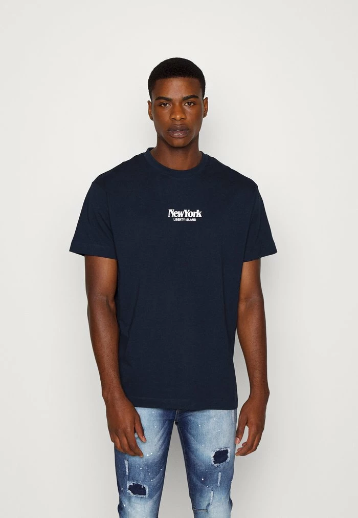 Jack & Jones JORRIVERSIDE TEE CREW NECK UNISEX - Print T-shirt - Navy Blazer 1 Jack & Jones JORRIVERSIDE TEE CREW NECK UNISEX - Print T-shirt - Navy Blazer
