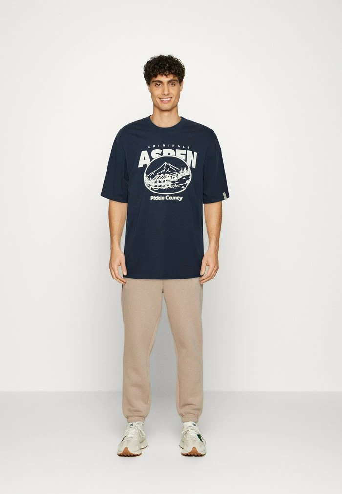 Jack & Jones JORASPEN TEE CREW NECK UNISEX - Print T-shirt - Navy Blazer 2 Jack & Jones JORASPEN TEE CREW NECK UNISEX - Print T-shirt - Navy Blazer - Image 2