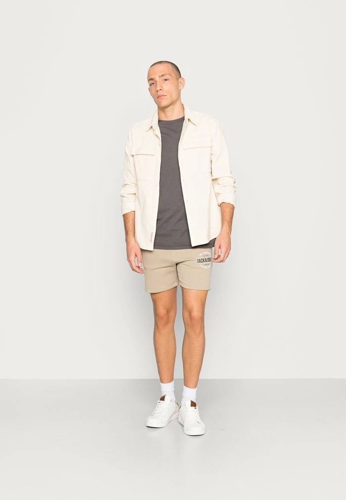 Jack & Jones JJIBRAT LOGO - Shorts - Crockery 2 Jack & Jones JJIBRAT LOGO - Shorts - Crockery - Image 2