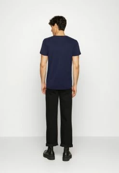 Jack & Jones JORTRUCE TEE CREW NECK - Print T-shirt - Navy Blazer 7 Jack & Jones JORTRUCE TEE CREW NECK - Print T-shirt - Navy Blazer -Jack & Jones Shop 1d2a1867b269490ba0e7957575fbf3d0