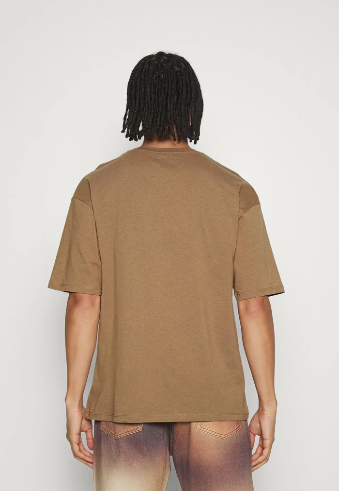 Jack & Jones JORDALLAS TEE CREW NECK UNISEX - Print T-shirt - Malt Ball 3 Jack & Jones JORDALLAS TEE CREW NECK UNISEX - Print T-shirt - Malt Ball - Image 3
