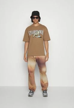 Alternative view of Jack & Jones JORDALLAS TEE CREW NECK UNISEX - Print T-shirt - Malt Ball