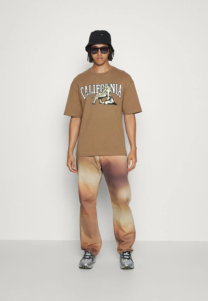 Jack & Jones JORDALLAS TEE CREW NECK UNISEX - Print T-shirt - Malt Ball 2 Jack & Jones JORDALLAS TEE CREW NECK UNISEX - Print T-shirt - Malt Ball - Image 2