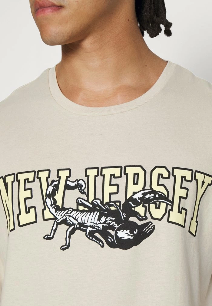 Jack & Jones JORDALLAS TEE CREW NECK UNISEX - Print T-shirt - Oatmeal 6 Jack & Jones JORDALLAS TEE CREW NECK UNISEX - Print T-shirt - Oatmeal - Image 6