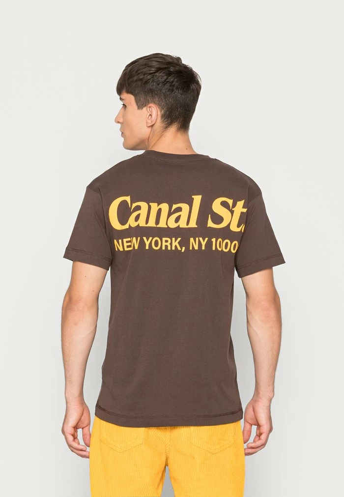 Jack & Jones JORRIVERSIDE BACK TEE CREW NECK UNISEX - Print T-shirt - Seal Brown 1 Jack & Jones JORRIVERSIDE BACK TEE CREW NECK UNISEX - Print T-shirt - Seal Brown