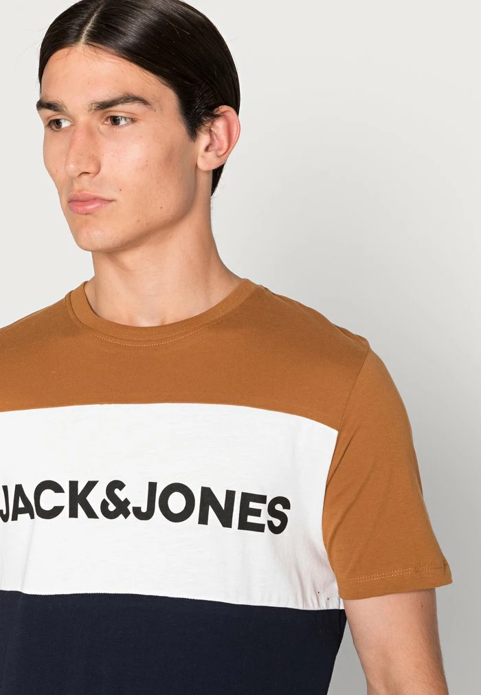 Jack & Jones JJELOGO BLOCKING TEE - Print T-shirt - Rubber 5 Jack & Jones JJELOGO BLOCKING TEE - Print T-shirt - Rubber - Image 5