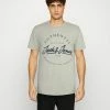 Jack & Jones JJDUSTY TEE - Print T-shirt - Tea Melange