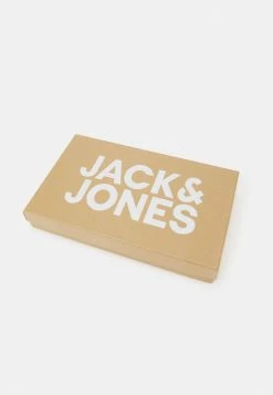 Jack & Jones JACJOLLY GIFTBOX SET - Scarf - Bordeaux -Jack & Jones Shop 43f9a213a8da4557ad5a64e85f9272c9