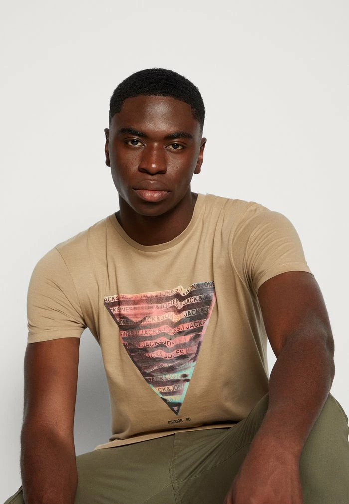 Jack & Jones JCOTOM TEE CREWNECK UNISEX - Print T-shirt - Dune 4 Jack & Jones JCOTOM TEE CREWNECK UNISEX - Print T-shirt - Dune - Image 4