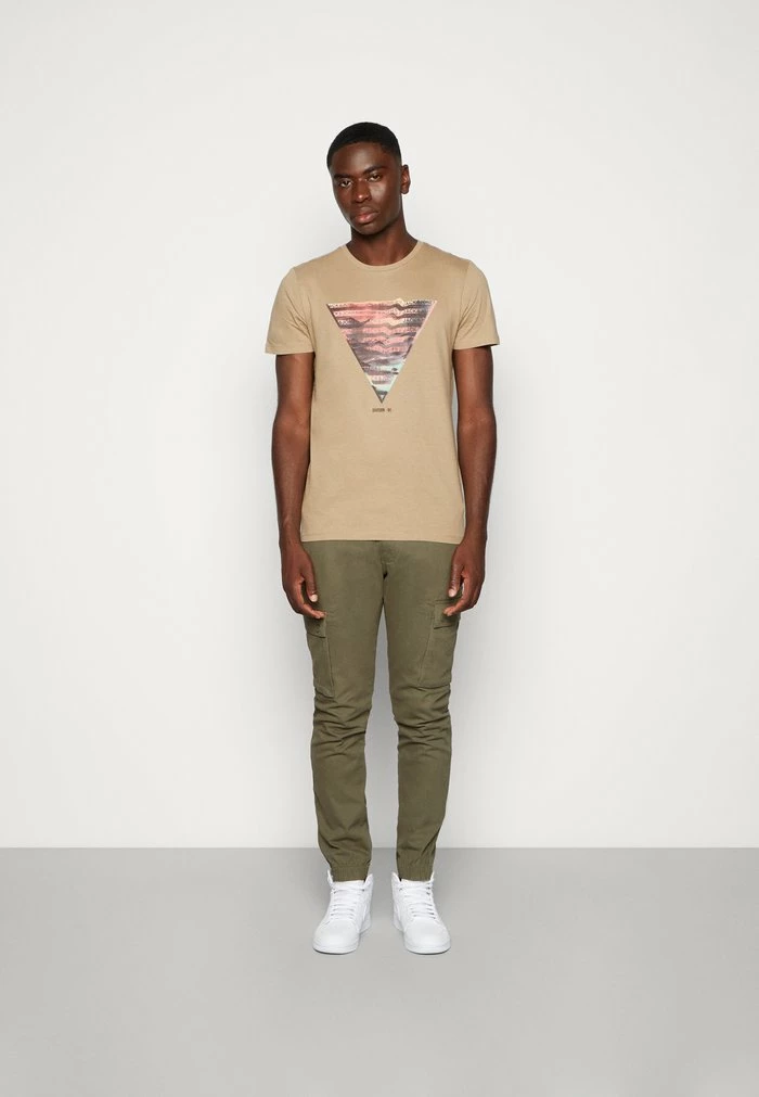 Jack & Jones JCOTOM TEE CREWNECK UNISEX - Print T-shirt - Dune 2 Jack & Jones JCOTOM TEE CREWNECK UNISEX - Print T-shirt - Dune - Image 2