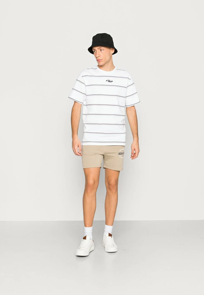 Jack & Jones JCOAIR CLUB STRIPE TEE CREW NECK UNISEX - Print T-shirt - White 2 Jack & Jones JCOAIR CLUB STRIPE TEE CREW NECK UNISEX - Print T-shirt - White - Image 2