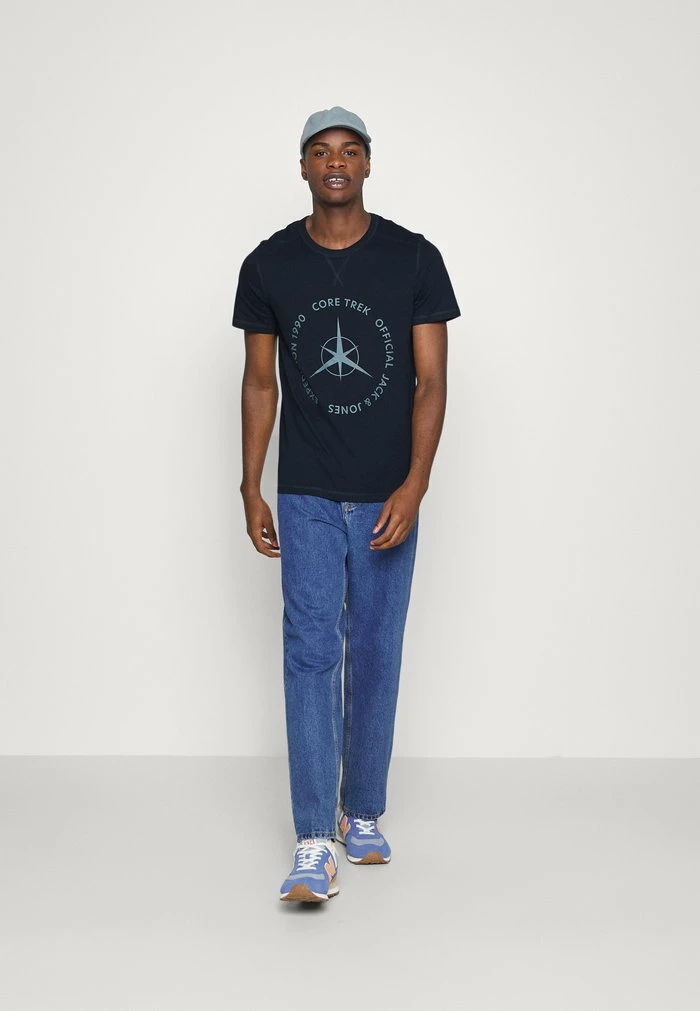 Jack & Jones JCOCLASSIC WAFFLE GRAPHIC TEE - Print T-shirt - Navy Blazer 2 Jack & Jones JCOCLASSIC WAFFLE GRAPHIC TEE - Print T-shirt - Navy Blazer - Image 2