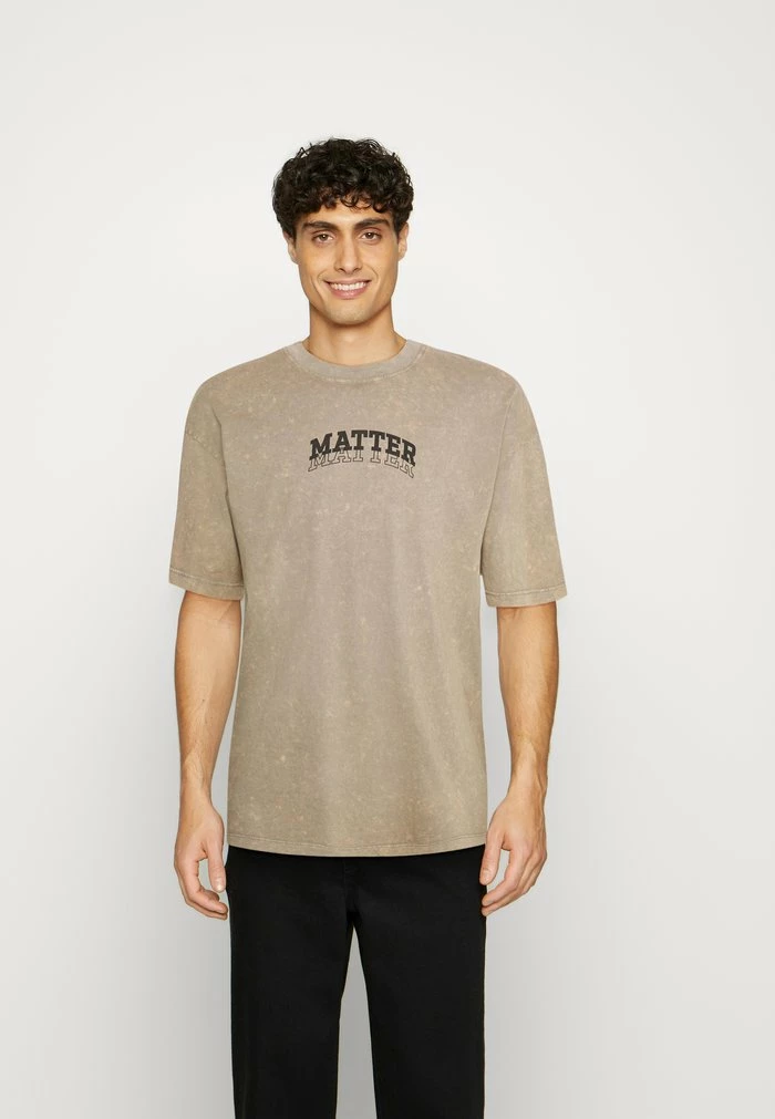 Jack & Jones JORCOLLEGE TEE - Print T-shirt - Fungi 1 Jack & Jones JORCOLLEGE TEE - Print T-shirt - Fungi