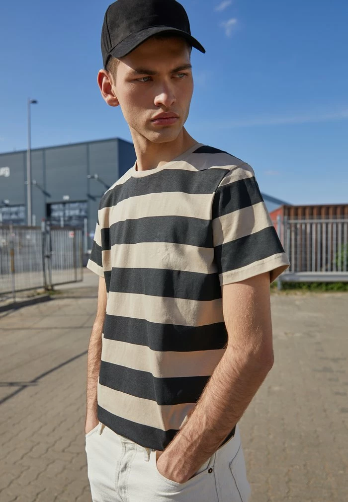 Jack & Jones JJNOA TEE CREW NECK - Print T-shirt - Crockery/black 1 Jack & Jones JJNOA TEE CREW NECK - Print T-shirt - Crockery/black