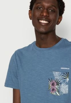 Jack & Jones JORVENICE POCKET TEE CREW NECK - Print T-shirt - Bluefin 9 Jack & Jones JORVENICE POCKET TEE CREW NECK - Print T-shirt - Bluefin -Jack & Jones Shop 870f689a70f84f44bb256234b9040241