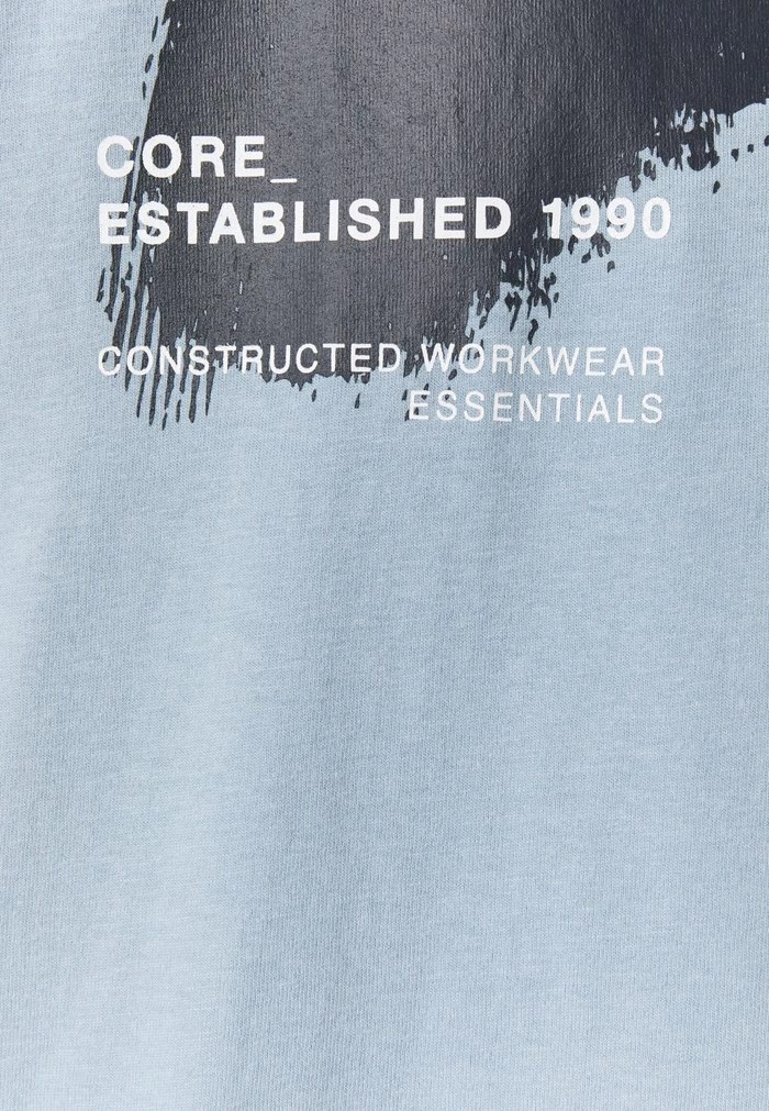 Jack & Jones JCOHOLE TEE CREW NECK - Print T-shirt - Dusty Blue 3 Jack & Jones JCOHOLE TEE CREW NECK - Print T-shirt - Dusty Blue - Image 3