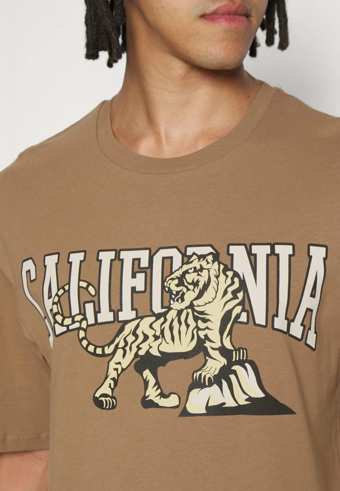 Jack & Jones JORDALLAS TEE CREW NECK UNISEX - Print T-shirt - Malt Ball 6 Jack & Jones JORDALLAS TEE CREW NECK UNISEX - Print T-shirt - Malt Ball - Image 6