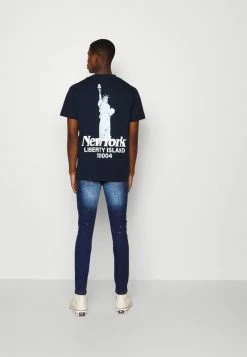 Jack & Jones JORRIVERSIDE TEE CREW NECK UNISEX - Print T-shirt - Navy Blazer 7 Jack & Jones JORRIVERSIDE TEE CREW NECK UNISEX - Print T-shirt - Navy Blazer -Jack & Jones Shop b0775e256b1040af81e0f4b82079f9a3
