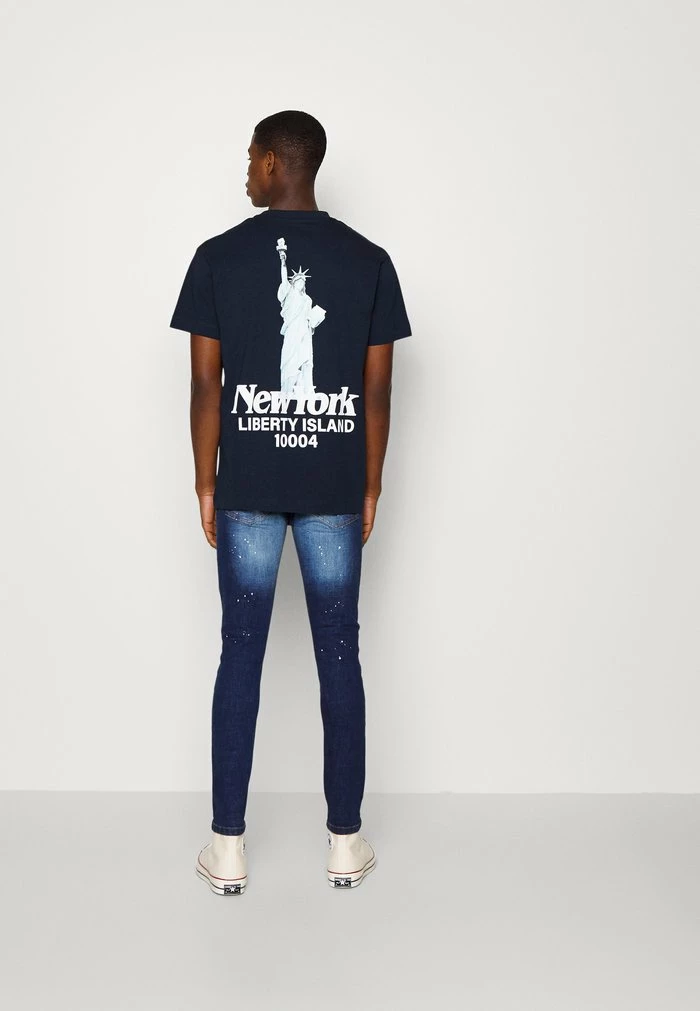 Jack & Jones JORRIVERSIDE TEE CREW NECK UNISEX - Print T-shirt - Navy Blazer 3 Jack & Jones JORRIVERSIDE TEE CREW NECK UNISEX - Print T-shirt - Navy Blazer - Image 3