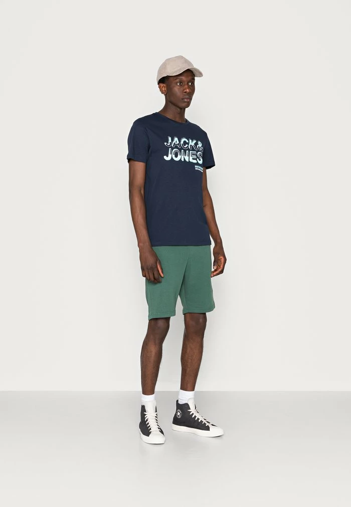 Jack & Jones JCOBOOSTER TEE CREW NECK - Print T-shirt - Navy Blazer 2 Jack & Jones JCOBOOSTER TEE CREW NECK - Print T-shirt - Navy Blazer - Image 2
