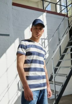 Jack & Jones JJNOA TEE CREW NECK - Print T-shirt - Cloud Dancer/navy Blazer
