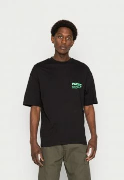 Jack & Jones JORPACIFIC TEE CREW NECK UNISEX - Print T-shirt - Black 7 Jack & Jones JORPACIFIC TEE CREW NECK UNISEX - Print T-shirt - Black -Jack & Jones Shop c9e6eeb46c754eaf8148d0ed1b68093e