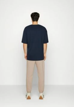 Jack & Jones JORASPEN TEE CREW NECK UNISEX - Print T-shirt - Navy Blazer 7 Jack & Jones JORASPEN TEE CREW NECK UNISEX - Print T-shirt - Navy Blazer -Jack & Jones Shop ce01f147e3874bc3b5f1cea85c53bd7e