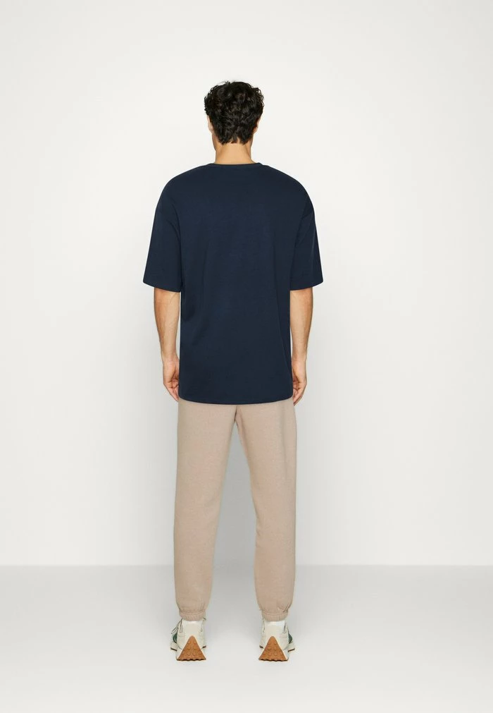 Jack & Jones JORASPEN TEE CREW NECK UNISEX - Print T-shirt - Navy Blazer 3 Jack & Jones JORASPEN TEE CREW NECK UNISEX - Print T-shirt - Navy Blazer - Image 3