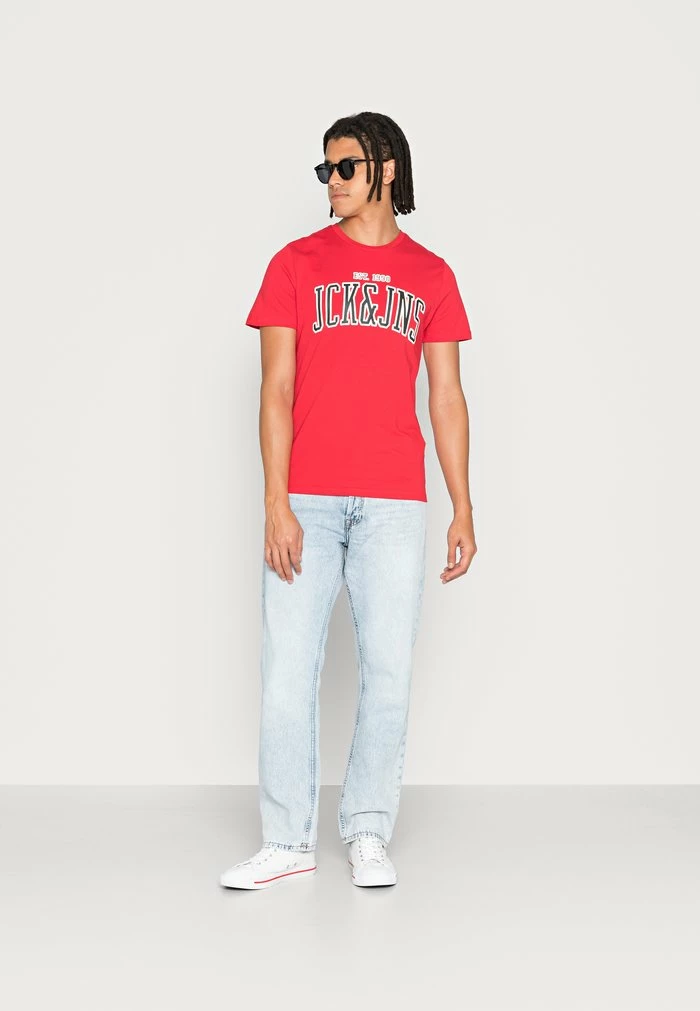 Jack & Jones JJCEMB TEE CREW NECK - Print T-shirt - True Red 2 Jack & Jones JJCEMB TEE CREW NECK - Print T-shirt - True Red - Image 2