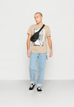 Jack & Jones JJBILLBOARDTEE - Print T-shirt - Crockery -Jack & Jones Shop d3fd97a13db54af7b17bd5224c61365c
