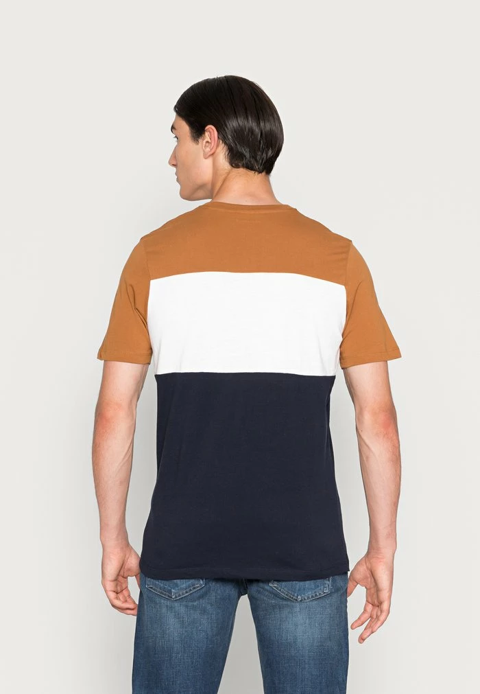 Jack & Jones JJELOGO BLOCKING TEE - Print T-shirt - Rubber 3 Jack & Jones JJELOGO BLOCKING TEE - Print T-shirt - Rubber - Image 3