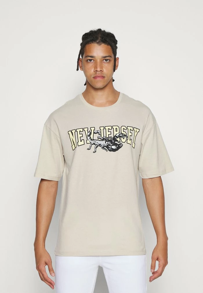 Jack & Jones JORDALLAS TEE CREW NECK UNISEX - Print T-shirt - Oatmeal 1 Jack & Jones JORDALLAS TEE CREW NECK UNISEX - Print T-shirt - Oatmeal