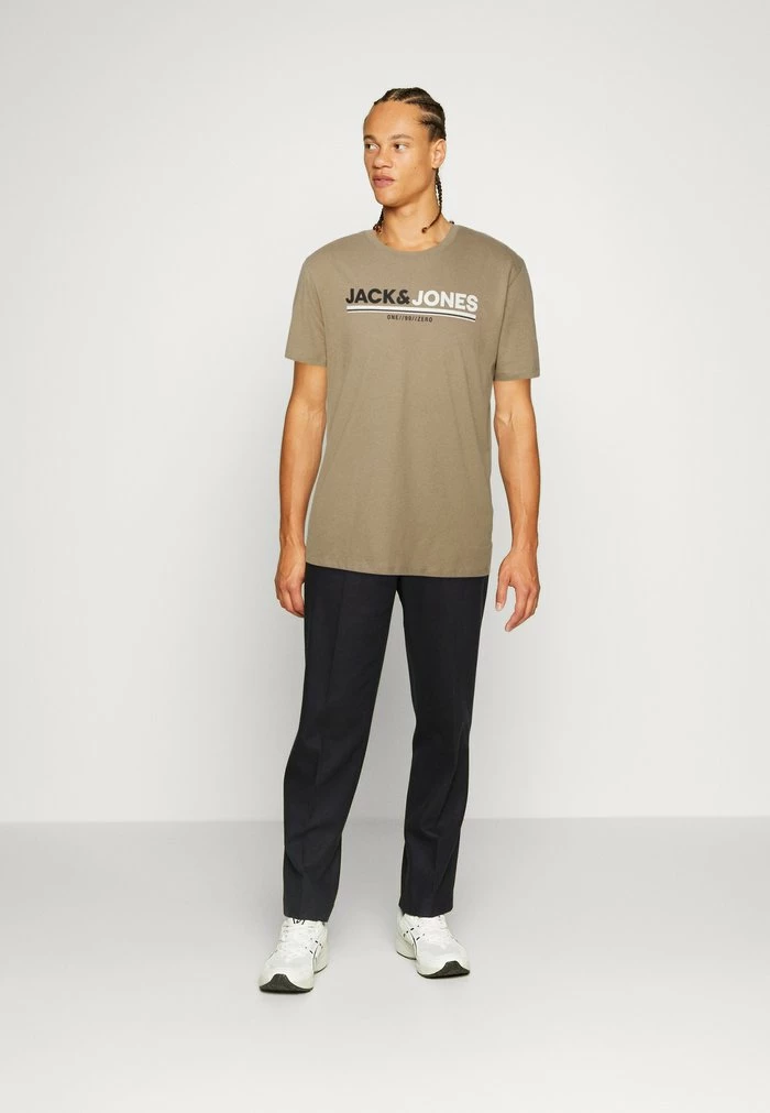 Jack & Jones JCOFREDERIK TEE CREW NECK - Print T-shirt - Dune 2 Jack & Jones JCOFREDERIK TEE CREW NECK - Print T-shirt - Dune - Image 2