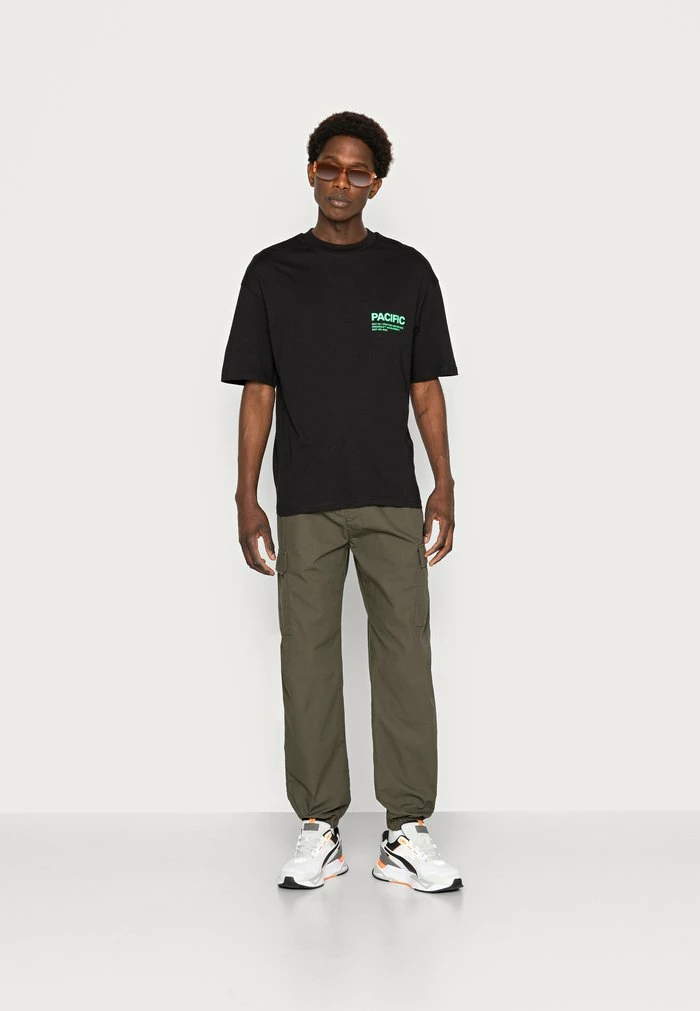 Jack & Jones JORPACIFIC TEE CREW NECK UNISEX - Print T-shirt - Black 2 Jack & Jones JORPACIFIC TEE CREW NECK UNISEX - Print T-shirt - Black - Image 2