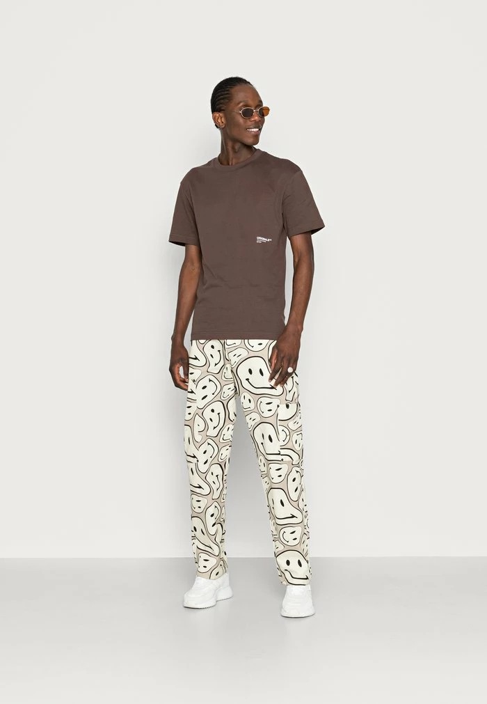 Jack & Jones JORCLEAN TEE CREW NECK UNISEX - Print T-shirt - Seal Brown 2 Jack & Jones JORCLEAN TEE CREW NECK UNISEX - Print T-shirt - Seal Brown - Image 2