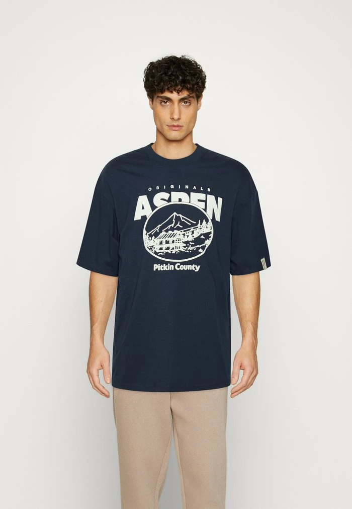 Jack & Jones JORASPEN TEE CREW NECK UNISEX - Print T-shirt - Navy Blazer 1 Jack & Jones JORASPEN TEE CREW NECK UNISEX - Print T-shirt - Navy Blazer