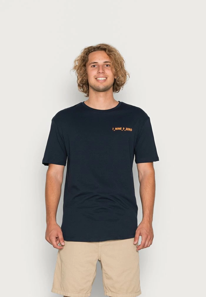 Jack & Jones JJHEIGHT TEE CREW NECK - Print T-shirt - Navy 1 Jack & Jones JJHEIGHT TEE CREW NECK - Print T-shirt - Navy